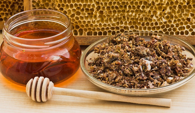 Прополис и мед хорошо помогает вылечить заболевание