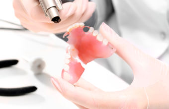 Как проводится ремонт зубных протезов: разбор разных ситуаций с ортопедами