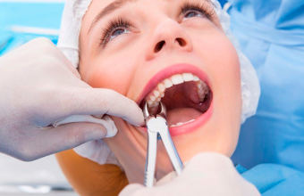 5 опасных причин, почему болит десна после удаления зуба