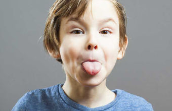 7 правил, как действовать, если ребенок прикусил язык до крови