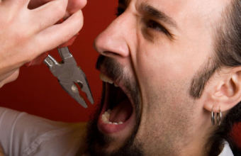 5 осложнений, которые заставят отказаться от идеи вырвать зуб дома