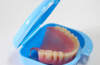 4 совета, как правильно хранить съемные зубные протезы