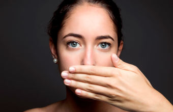 5 советов, которые помогут избежать запаха изо рта после удаления зуба