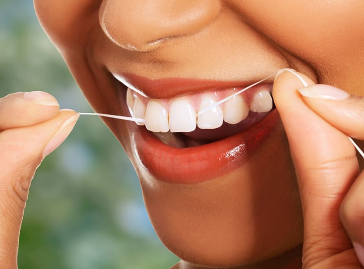 Зубная нить в помощь в борьбе с неприятным запахом изо рта