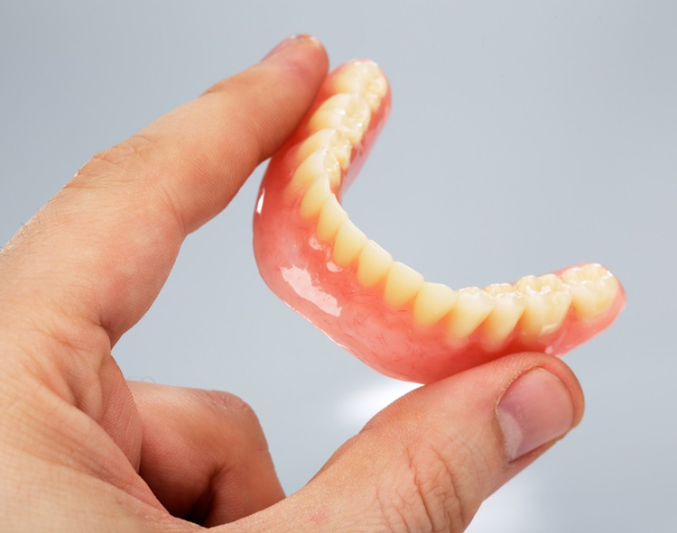 Зубные протезы: 4 момента, на которые стоит обратить внимание при выборе протеза