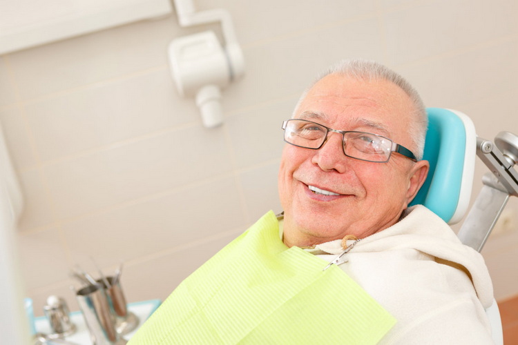 5 причин, почему зубной протез делают с искусственной десной