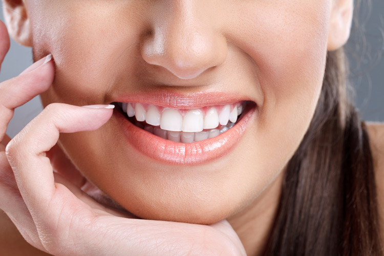 Можно ли сделать ровные зубы с помощью виниров?