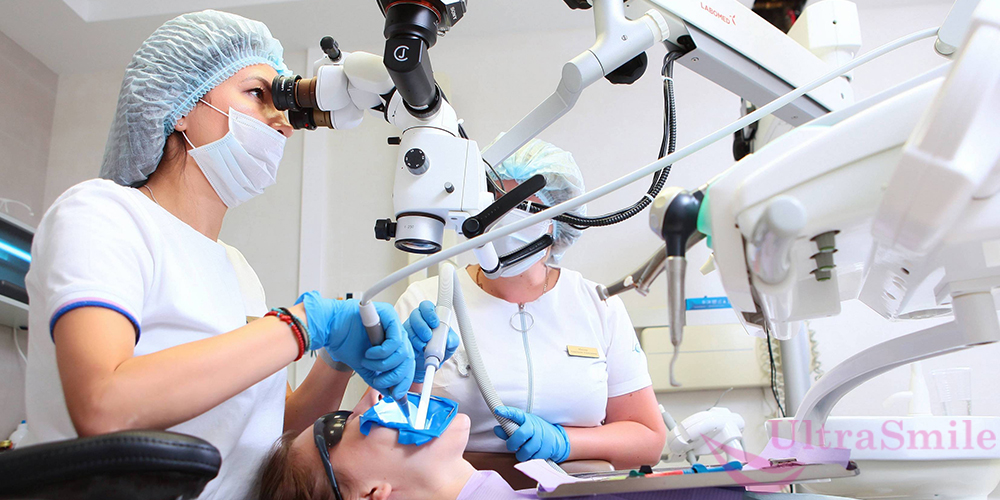 С микроскопом стоматолог точно распознает в корнях даже мельчайшие патологические очаги